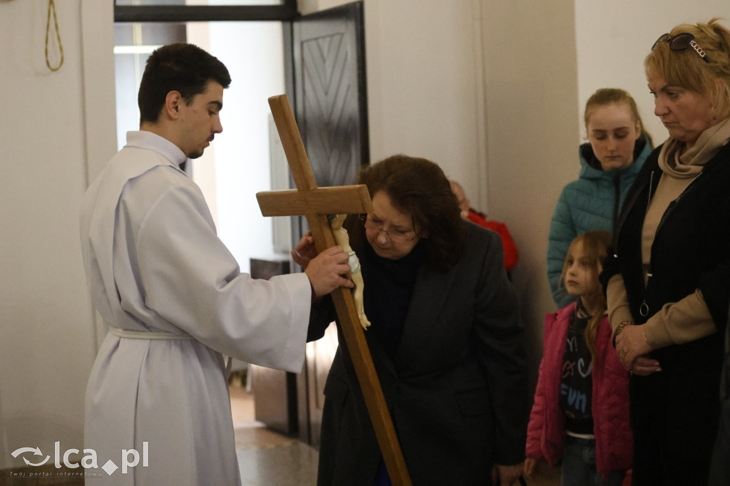 Przejmująca cisza, czerwone szaty i tłumy wiernych