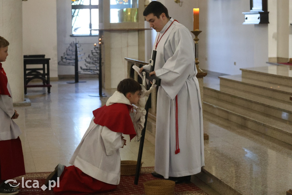 Przejmująca cisza, czerwone szaty i tłumy wiernych