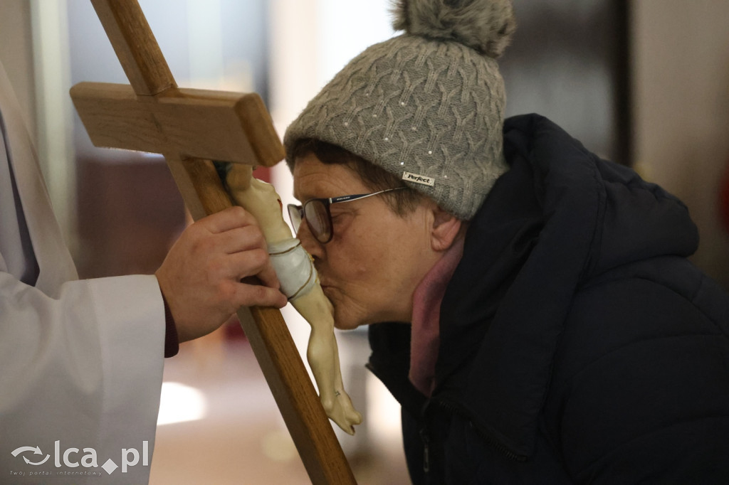 Przejmująca cisza, czerwone szaty i tłumy wiernych