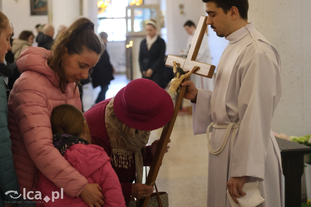Przejmująca cisza, czerwone szaty i tłumy wiernych