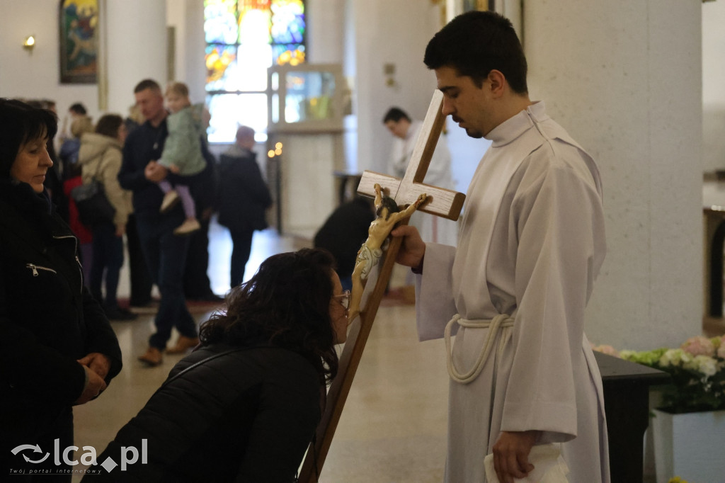 Przejmująca cisza, czerwone szaty i tłumy wiernych