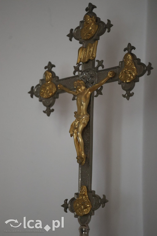 Przejmująca cisza, czerwone szaty i tłumy wiernych