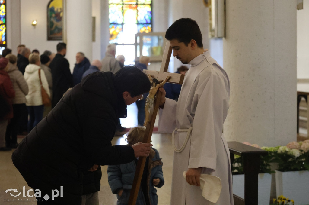 Przejmująca cisza, czerwone szaty i tłumy wiernych