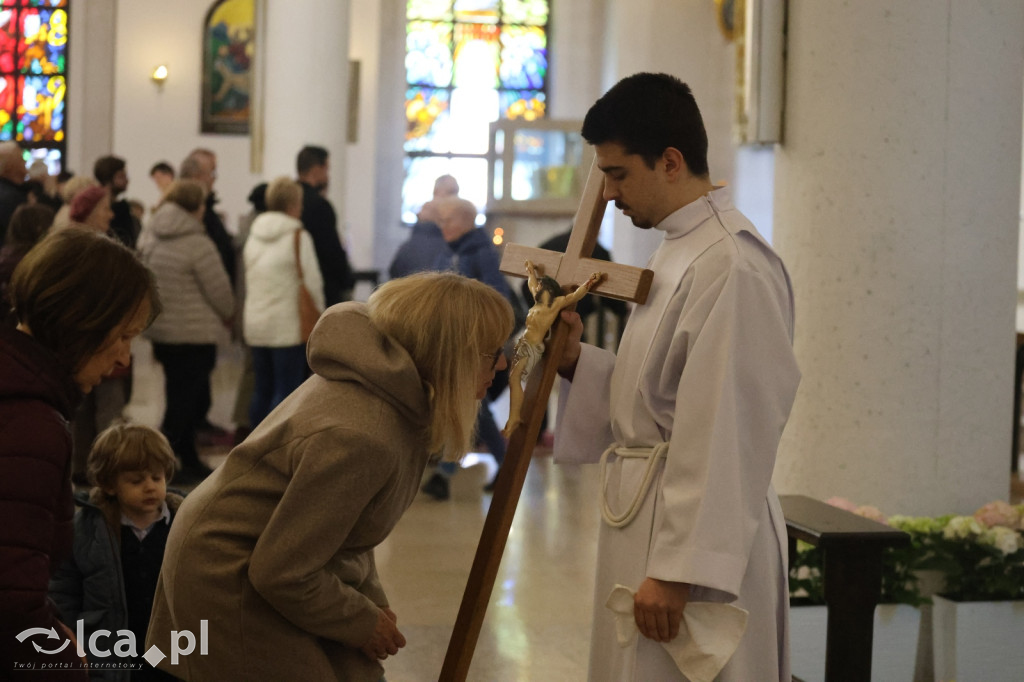 Przejmująca cisza, czerwone szaty i tłumy wiernych
