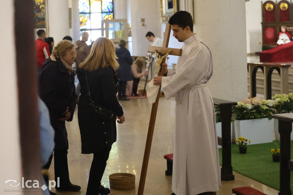 Przejmująca cisza, czerwone szaty i tłumy wiernych