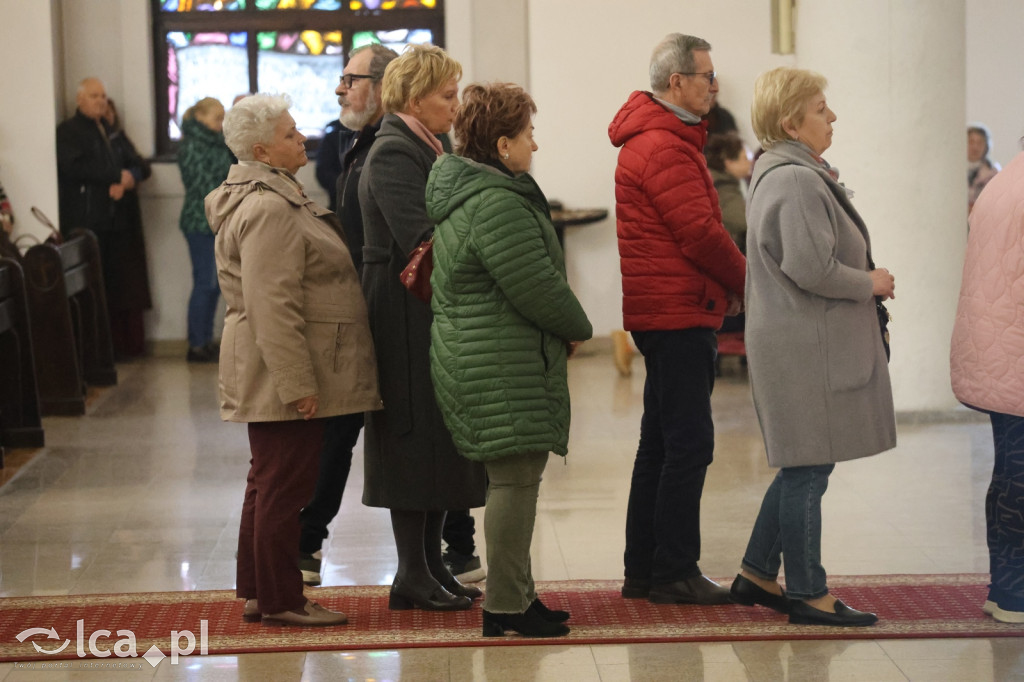 Przejmująca cisza, czerwone szaty i tłumy wiernych