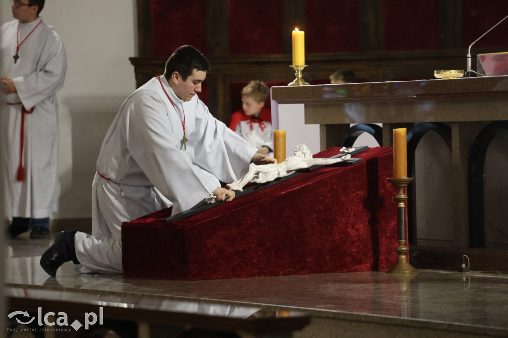 Przejmująca cisza, czerwone szaty i tłumy wiernych