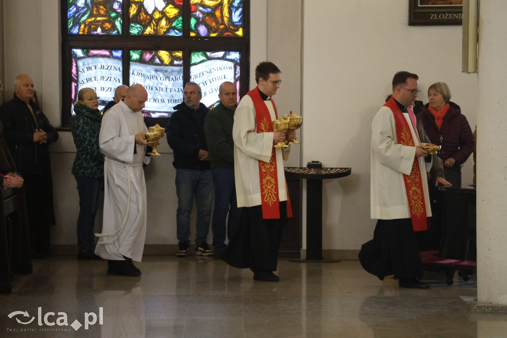 Przejmująca cisza, czerwone szaty i tłumy wiernych
