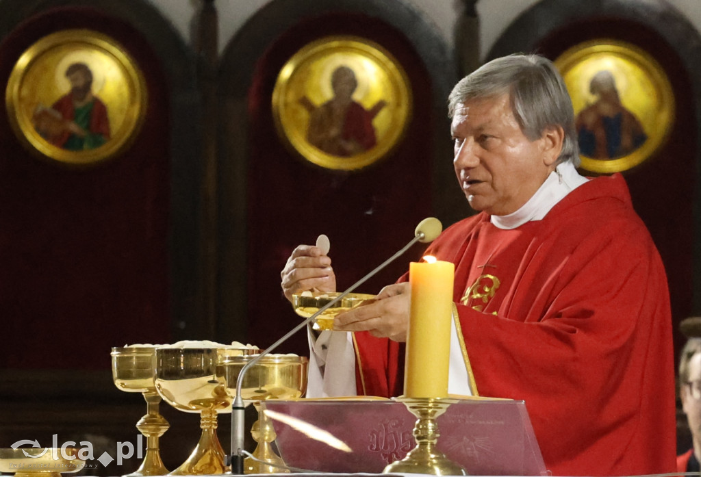 Przejmująca cisza, czerwone szaty i tłumy wiernych