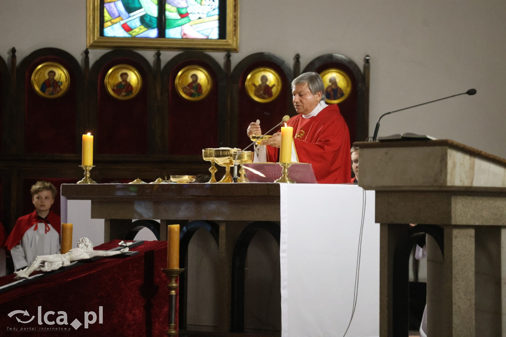 Przejmująca cisza, czerwone szaty i tłumy wiernych