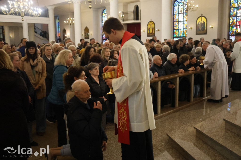 Przejmująca cisza, czerwone szaty i tłumy wiernych