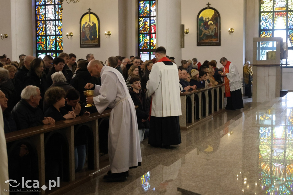 Przejmująca cisza, czerwone szaty i tłumy wiernych