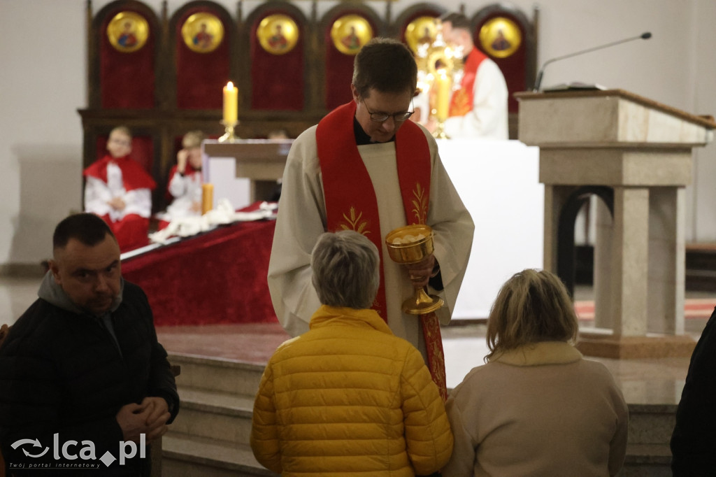 Przejmująca cisza, czerwone szaty i tłumy wiernych