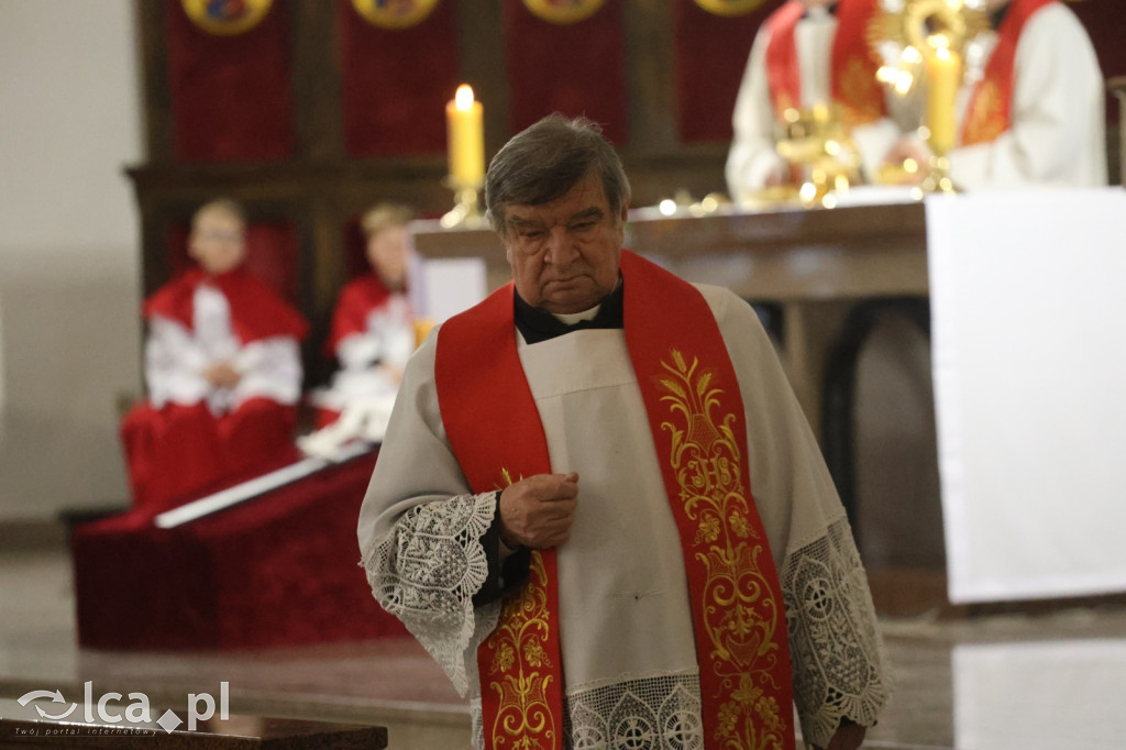 Przejmująca cisza, czerwone szaty i tłumy wiernych