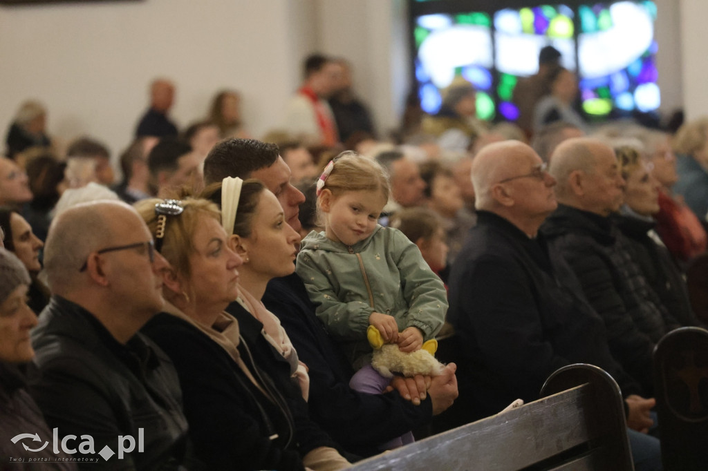 Przejmująca cisza, czerwone szaty i tłumy wiernych