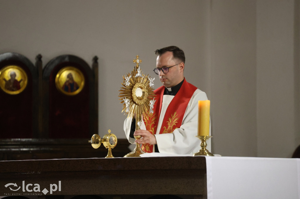 Przejmująca cisza, czerwone szaty i tłumy wiernych