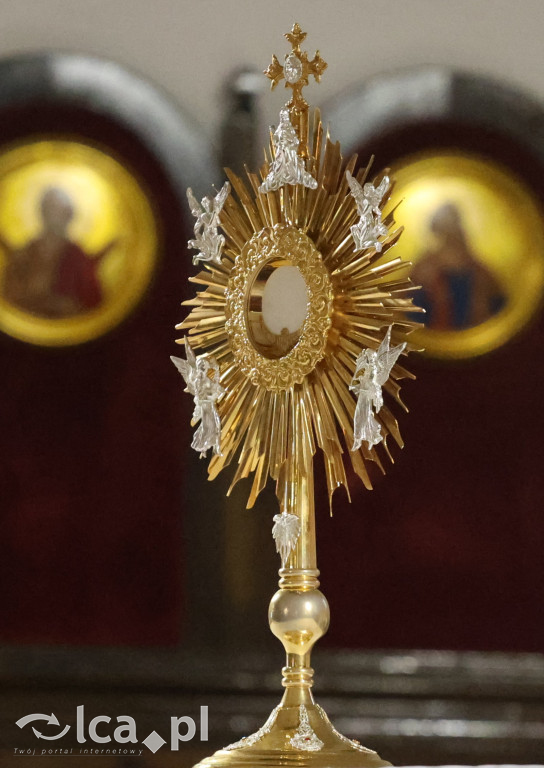 Przejmująca cisza, czerwone szaty i tłumy wiernych