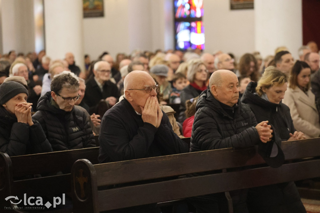 Przejmująca cisza, czerwone szaty i tłumy wiernych