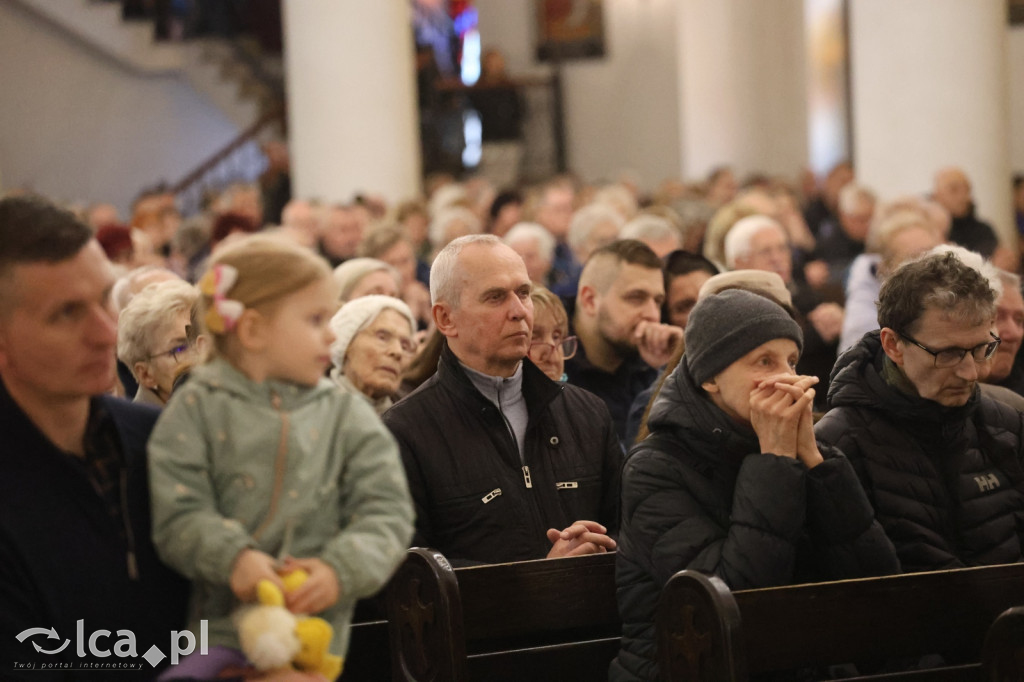 Przejmująca cisza, czerwone szaty i tłumy wiernych