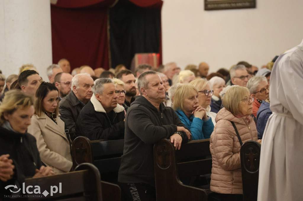 Przejmująca cisza, czerwone szaty i tłumy wiernych