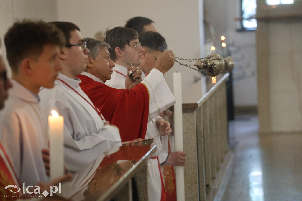 Przejmująca cisza, czerwone szaty i tłumy wiernych