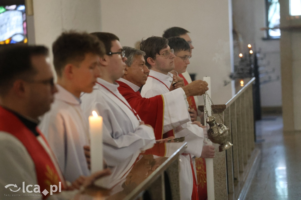 Przejmująca cisza, czerwone szaty i tłumy wiernych