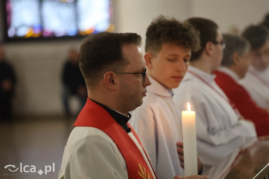Przejmująca cisza, czerwone szaty i tłumy wiernych