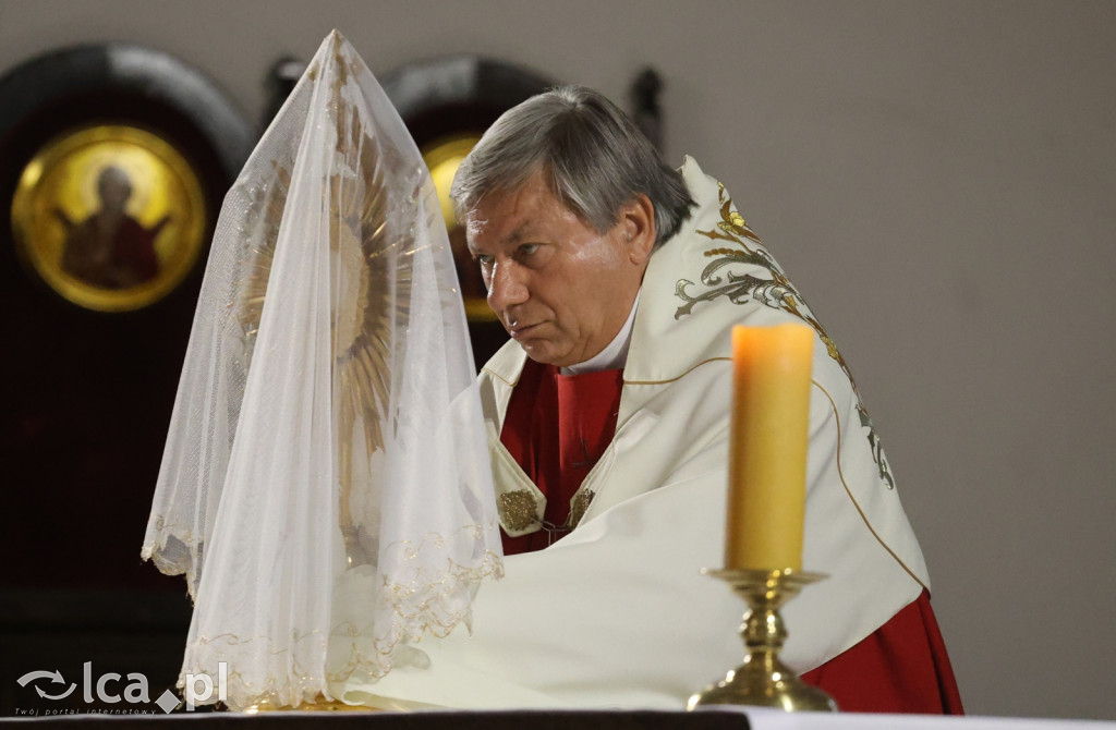 Przejmująca cisza, czerwone szaty i tłumy wiernych