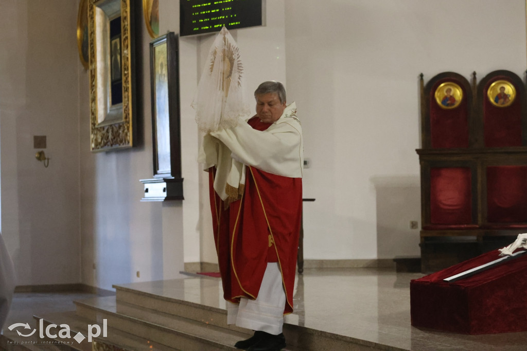 Przejmująca cisza, czerwone szaty i tłumy wiernych
