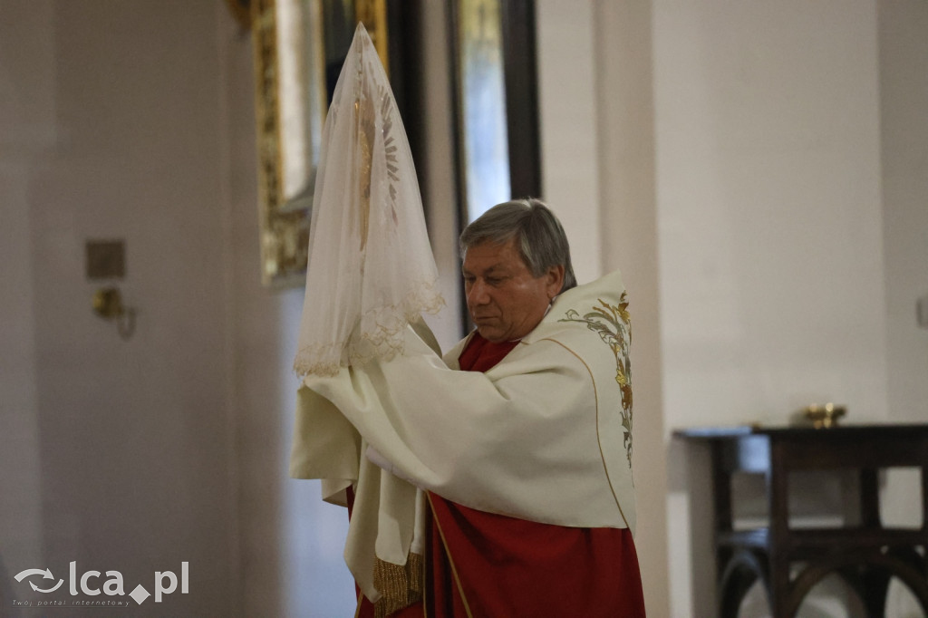Przejmująca cisza, czerwone szaty i tłumy wiernych