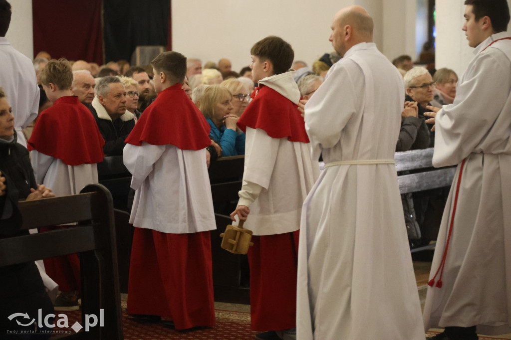 Przejmująca cisza, czerwone szaty i tłumy wiernych