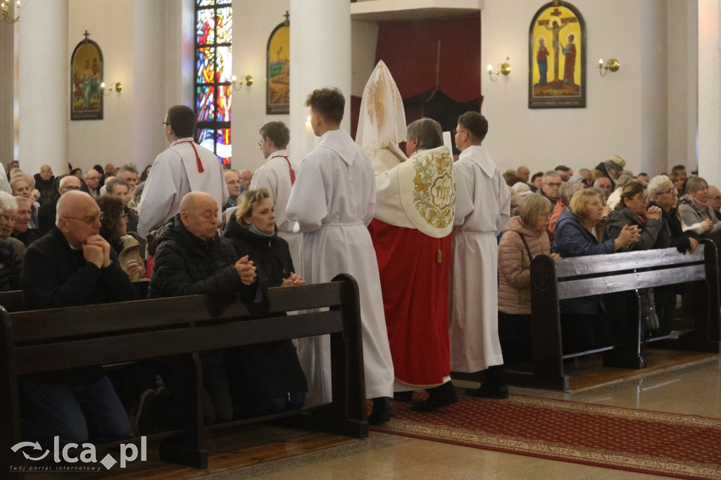 Przejmująca cisza, czerwone szaty i tłumy wiernych