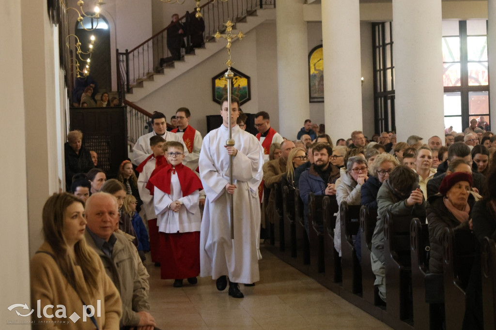 Przejmująca cisza, czerwone szaty i tłumy wiernych