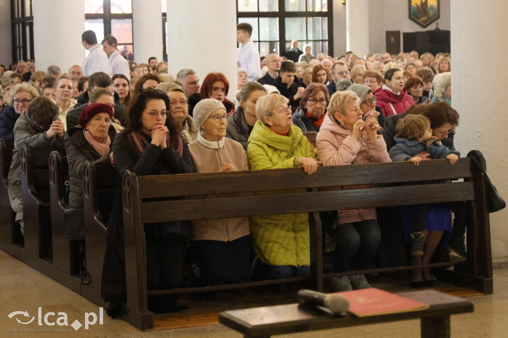 Przejmująca cisza, czerwone szaty i tłumy wiernych