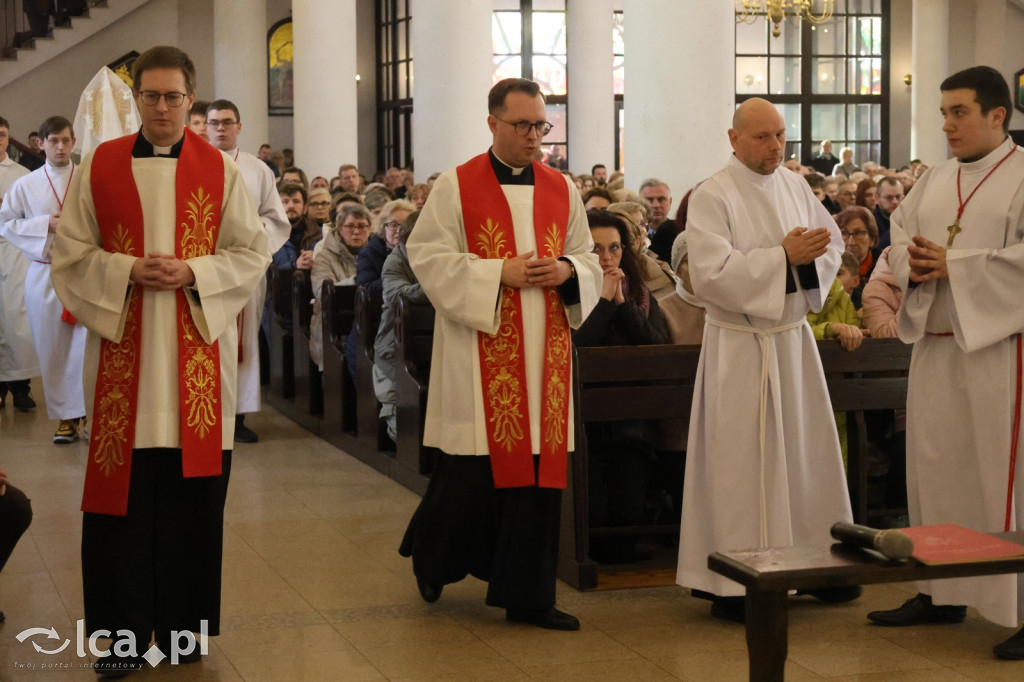 Przejmująca cisza, czerwone szaty i tłumy wiernych