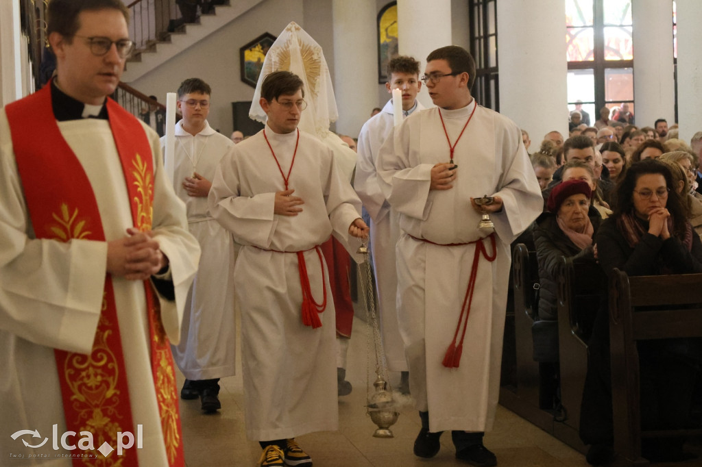 Przejmująca cisza, czerwone szaty i tłumy wiernych