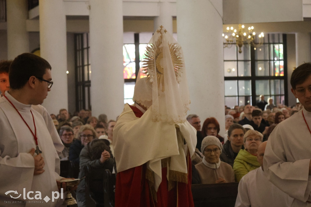 Przejmująca cisza, czerwone szaty i tłumy wiernych