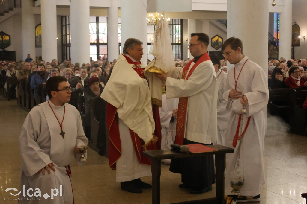 Przejmująca cisza, czerwone szaty i tłumy wiernych