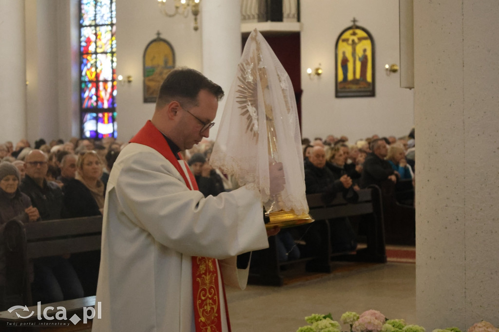 Przejmująca cisza, czerwone szaty i tłumy wiernych