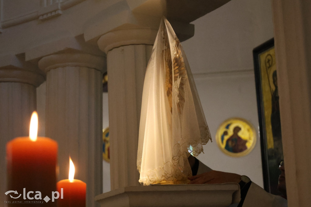 Przejmująca cisza, czerwone szaty i tłumy wiernych