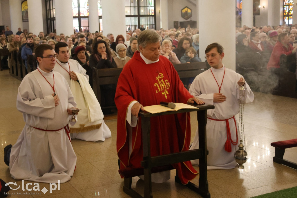Przejmująca cisza, czerwone szaty i tłumy wiernych