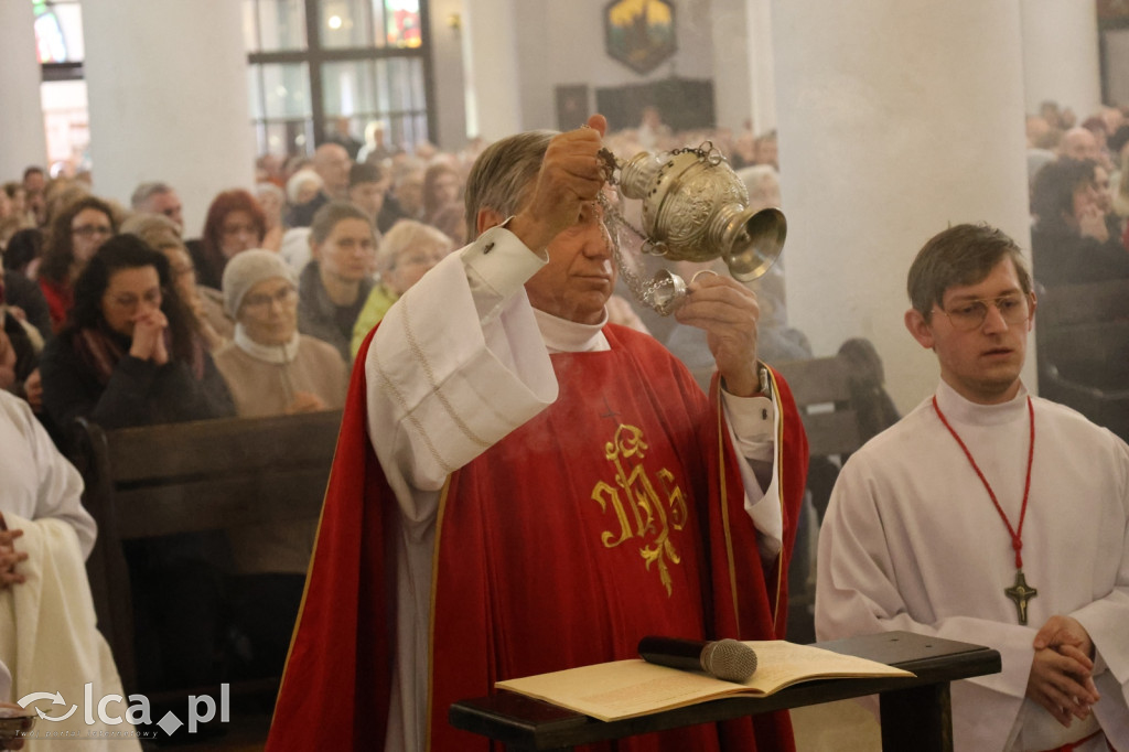 Przejmująca cisza, czerwone szaty i tłumy wiernych