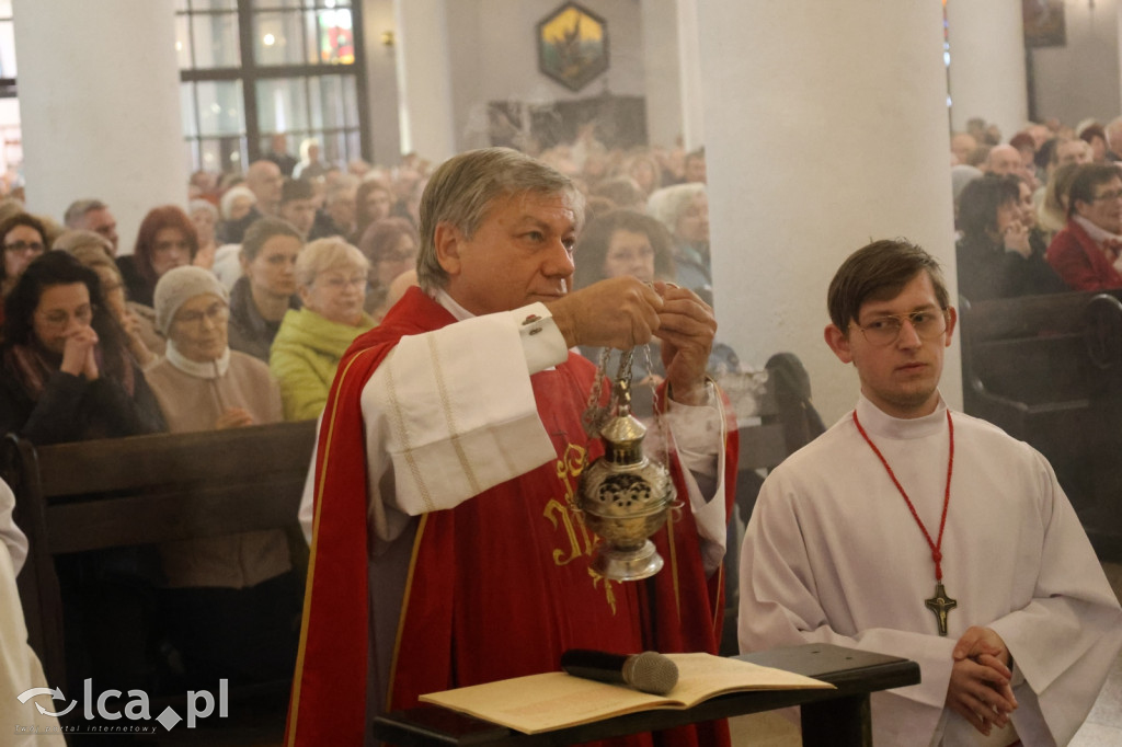 Przejmująca cisza, czerwone szaty i tłumy wiernych