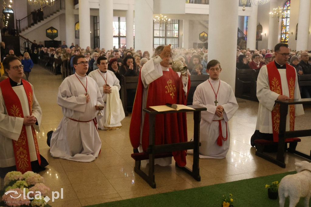 Przejmująca cisza, czerwone szaty i tłumy wiernych