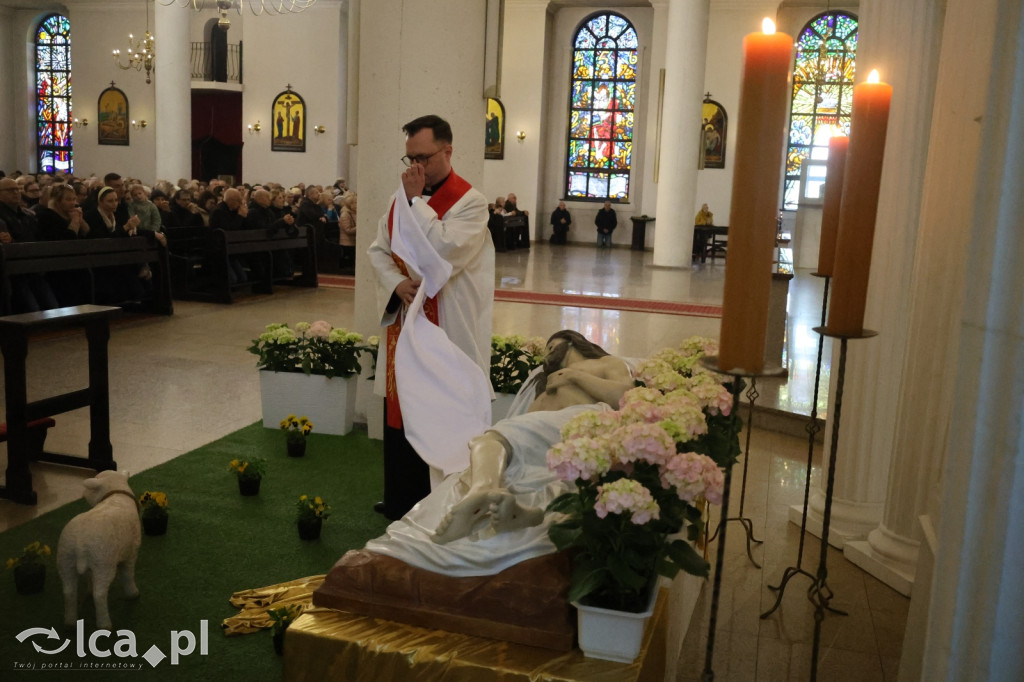 Przejmująca cisza, czerwone szaty i tłumy wiernych