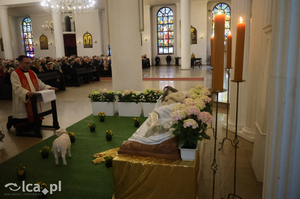 Przejmująca cisza, czerwone szaty i tłumy wiernych