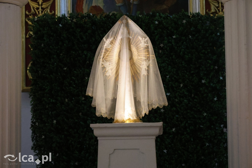 Przejmująca cisza, czerwone szaty i tłumy wiernych