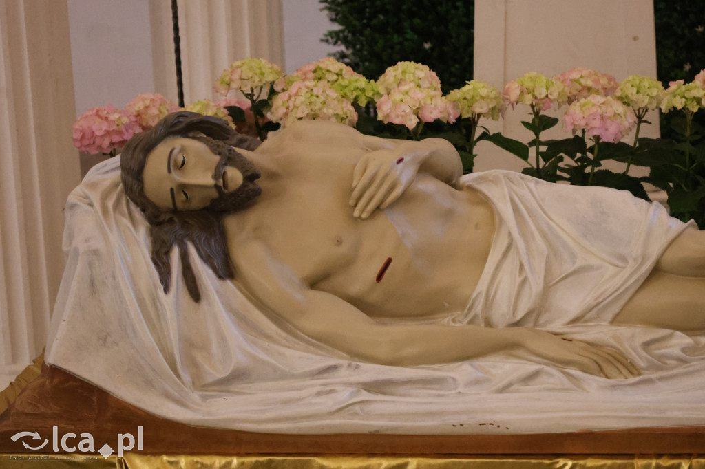 Przejmująca cisza, czerwone szaty i tłumy wiernych