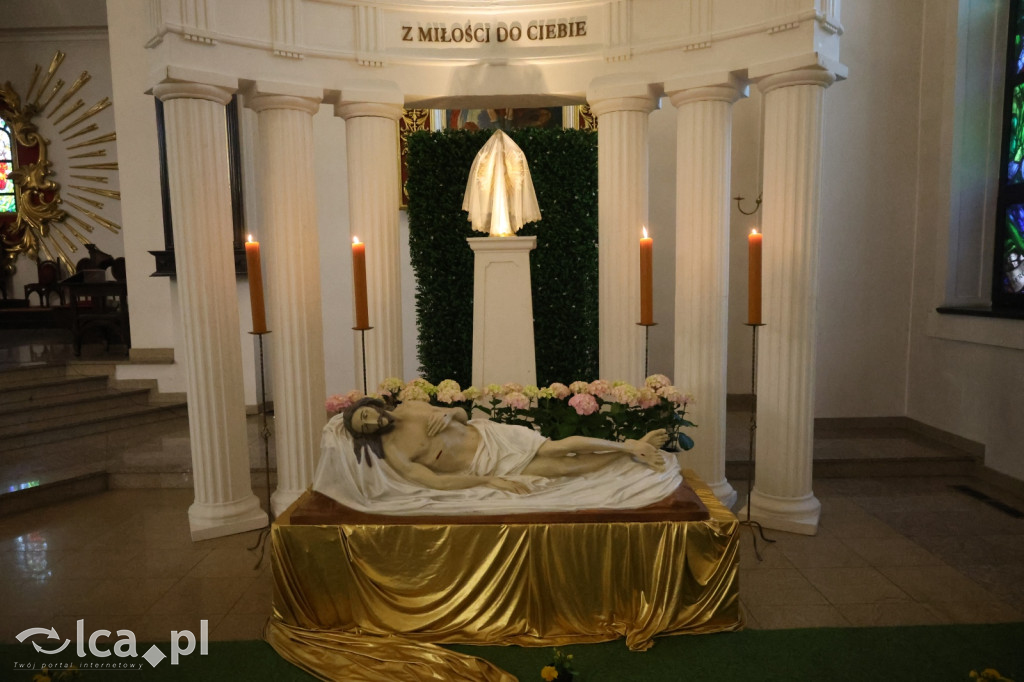 Przejmująca cisza, czerwone szaty i tłumy wiernych