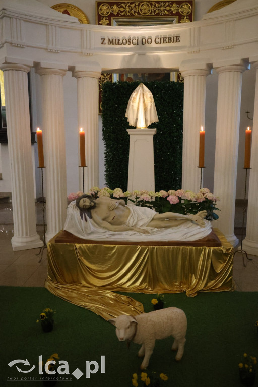 Przejmująca cisza, czerwone szaty i tłumy wiernych